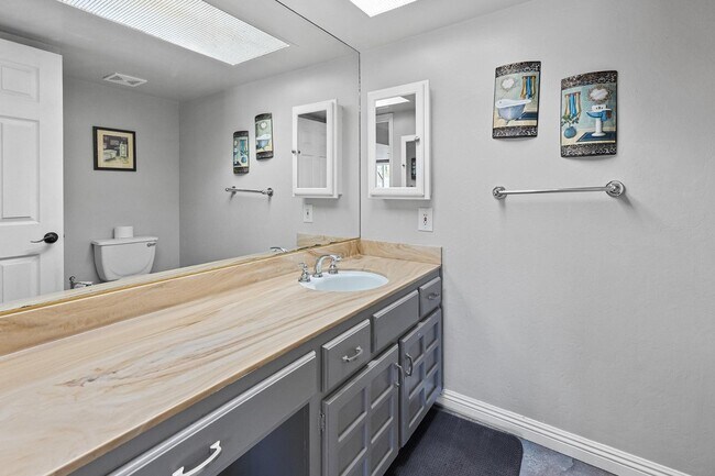 Building Photo - 8464 N 7th Ave