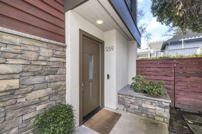 Building Photo - 13 Year "Young" 3 Bed, 3 Bath Contemporary Home- Steps to University Ave!