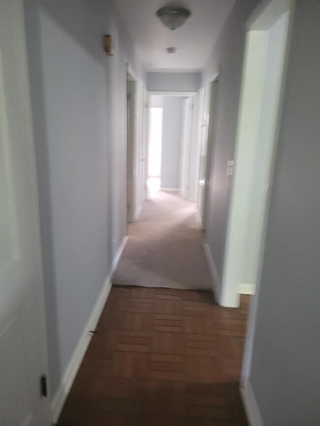 Building Photo - 5 bedroom 3 bath in Town Acres Subdivision
