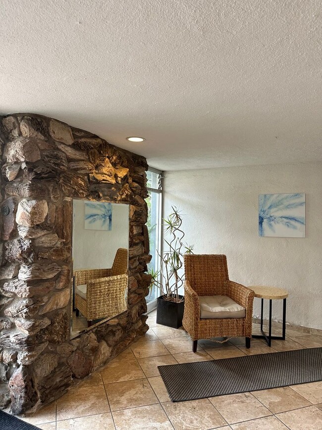 Building Photo - One Bedroom Steps From The Beach