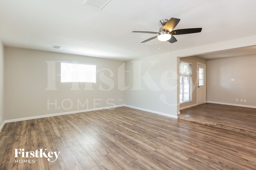 Building Photo - 5604 W Bartlett Ave