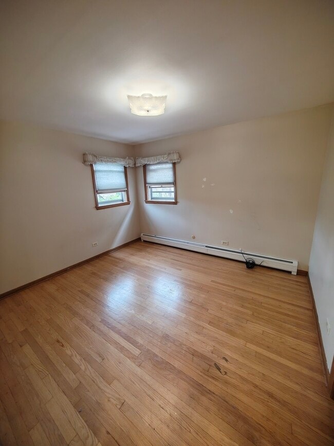 Building Photo - 6216 W Lawrence Ave