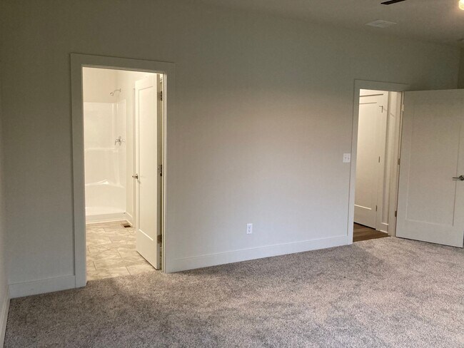 Building Photo - **LESS THAN 10 miles to Fort Knox**