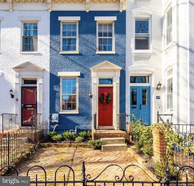 Building Photo - 211 3rd St SE