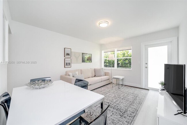 Building Photo - 6210 SW 59th Pl