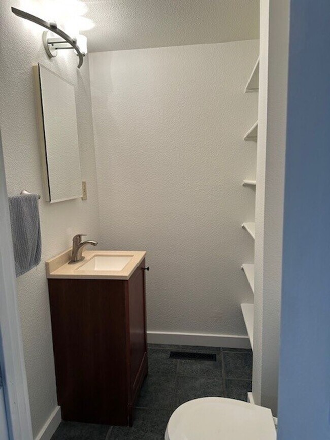 Building Photo - NEWLY REMODELED | East Anchorage | 3BR 1.5...