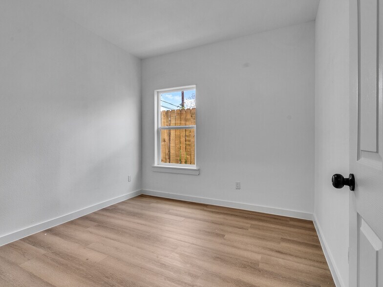 Building Photo - 8625 Homewood Ln