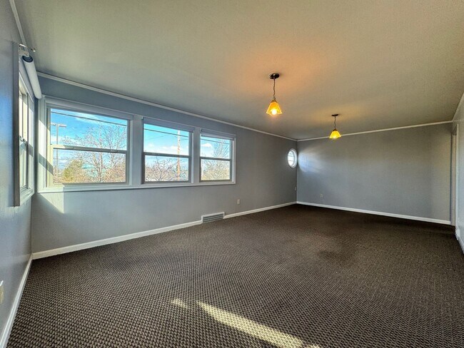 Building Photo - PM-125 N Lombard St.