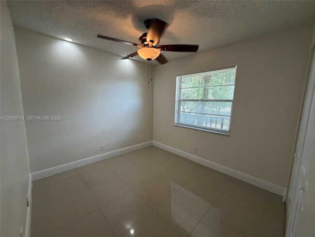 Building Photo - 432 Lakeside Dr