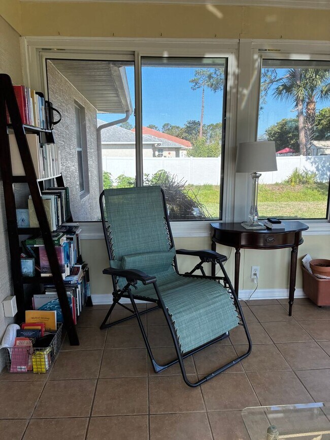 Building Photo - Discover this well-located 3-bedroom, 2-bath home in Palm Coast!