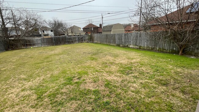 Building Photo - Very Large 2 Story Home in Cedar Hill