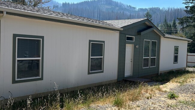 Primary Photo - Beautiful House on the McKenzie River!