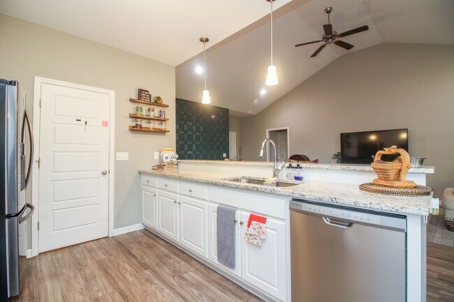 Building Photo - Newer 3 bedroom, 2 bath Phenix City Home w...