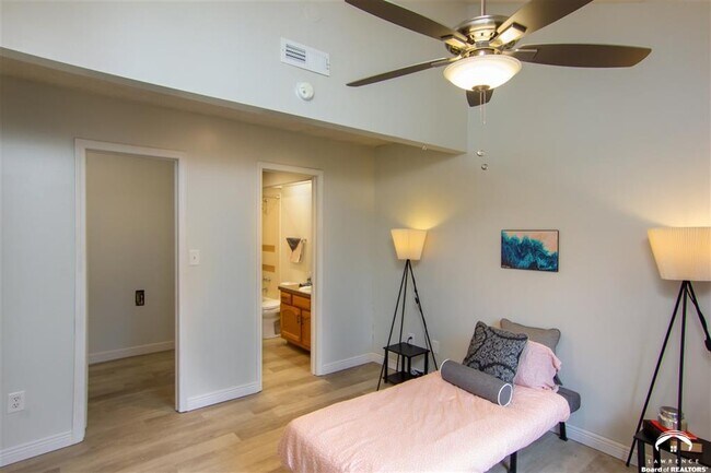 Downstairs Bedroom view of bathroom door an walkin closet - 1400 Pin Oak Dr