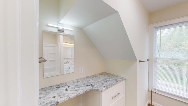 Building Photo - 131 E Northwood Ave