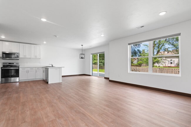 Building Photo - 735 Hoffman Rd