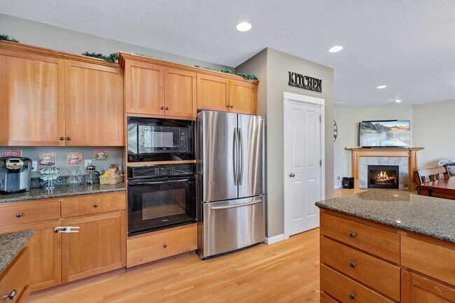 Building Photo - Lovely 4 bedroom home with neighborhood pool