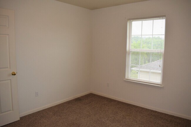 Building Photo - 3 bedroom 2 Bathroom Duplex in Hunters Ridge