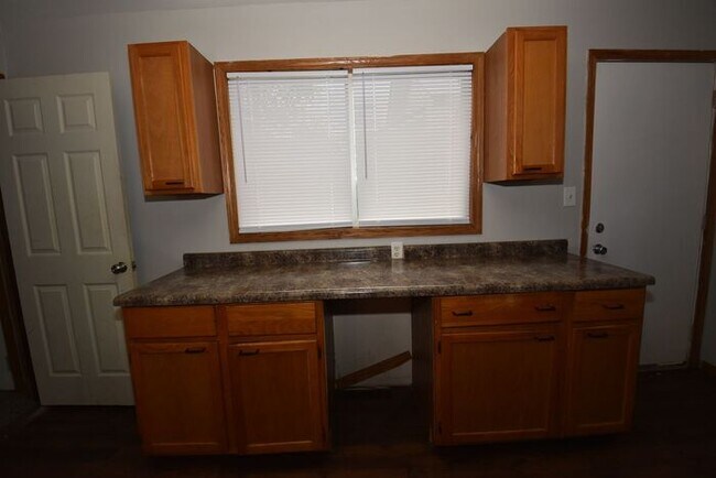 Building Photo - Mishawaka 3 bedroom ranch with large family room and fenced yard