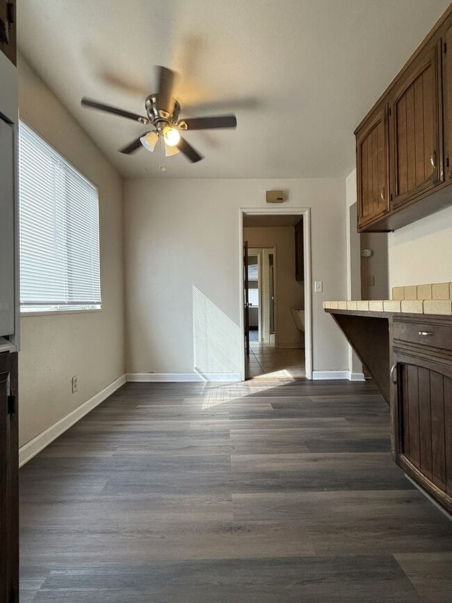 Building Photo - Available NOW! 4/2 With New Exterior Paint!!