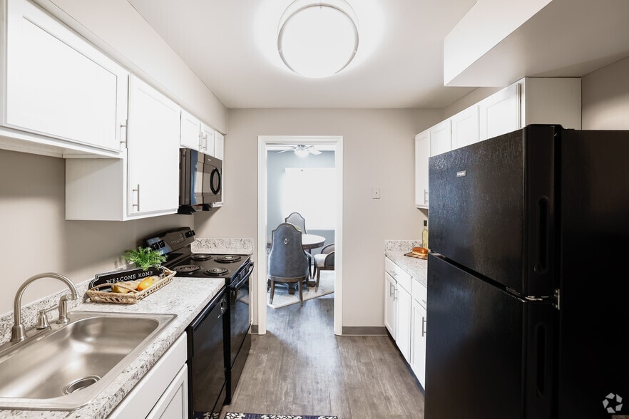 2BR, 2BA - 1075SF - Kitchen - Village at Mayfield