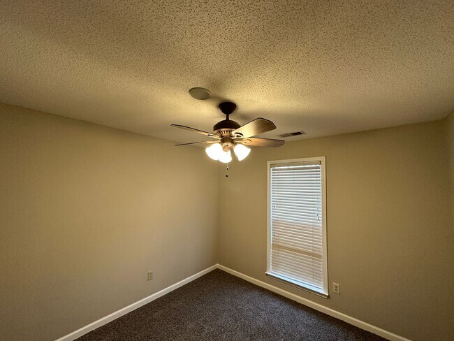 Building Photo - 3BD/2BA 1,640 sq. ft. Home With Split Floor Plan. Pets Are Welcome With Owner's Approval.