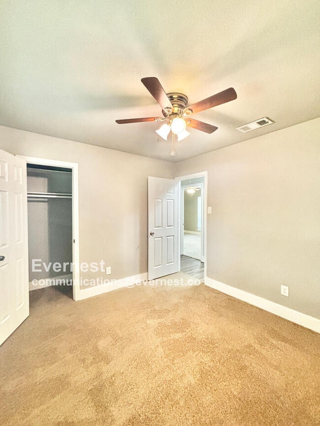 Building Photo - 807 Meadow Mead Dr