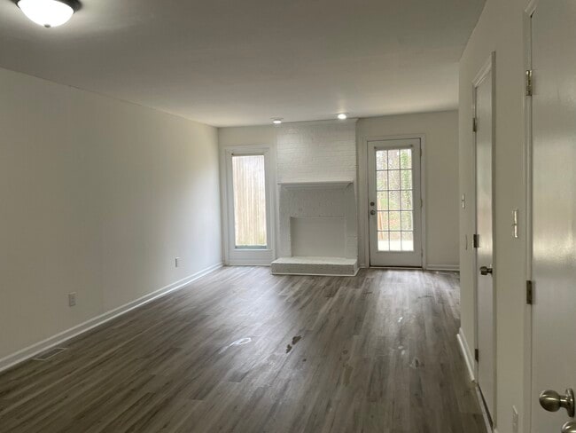 Building Photo - 6909 Glendower Rd