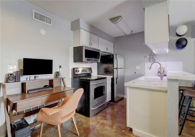 Building Photo - 2302 East Side Dr