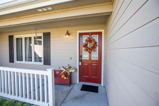 Building Photo - MINUTES FROM OGDEN GATE! LARGE BACKYARD!