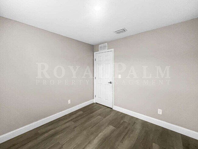 Building Photo - 4BR/2BA Home with High Ceilings, Garage & Large Kitchen Island