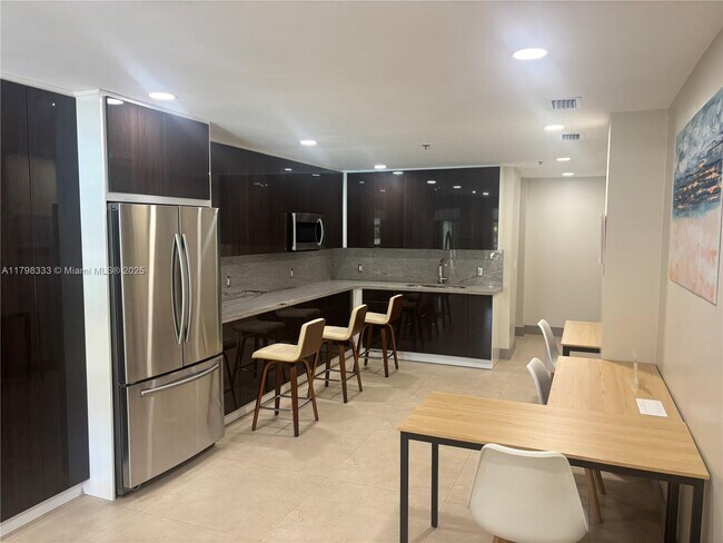 Building Photo - 19501 E Country Club Dr