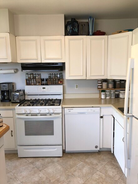 Kitchen - 463 Lawnview Cir