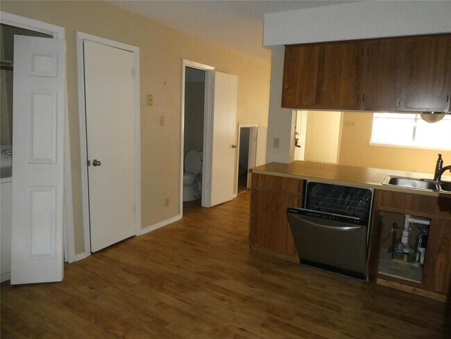 Building Photo - 1500 Waterloo Tr