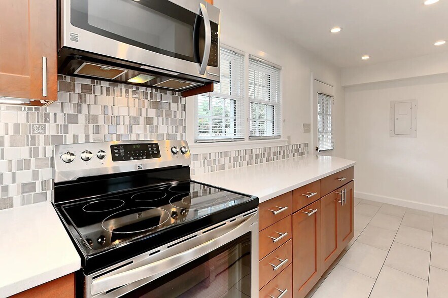 Building Photo - 453 Hampton Ct