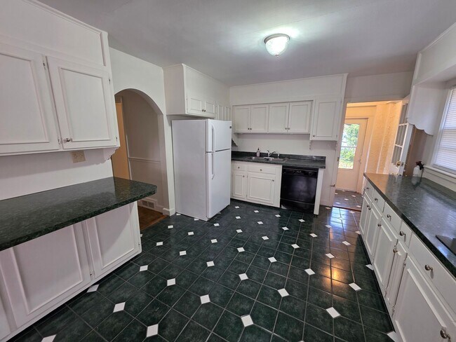 Building Photo - 3 BR House UTILITIES INCL!!!!