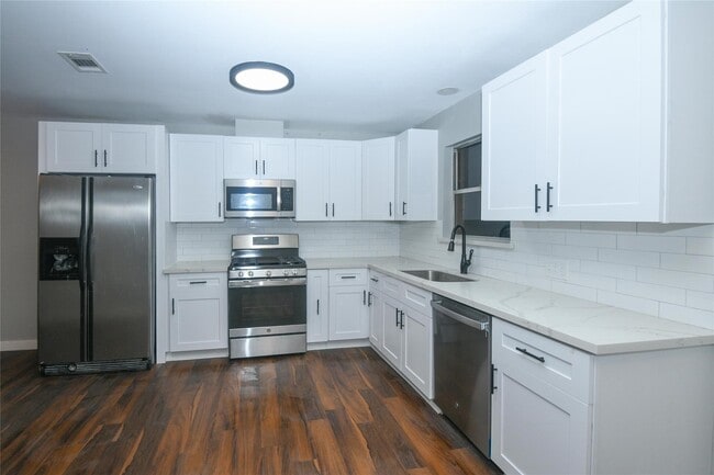 Building Photo - 204 E 18th St