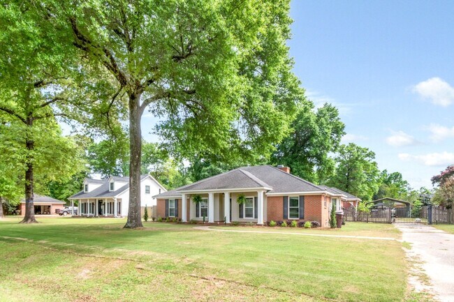 Building Photo - Great house with a pool in Satsuma!