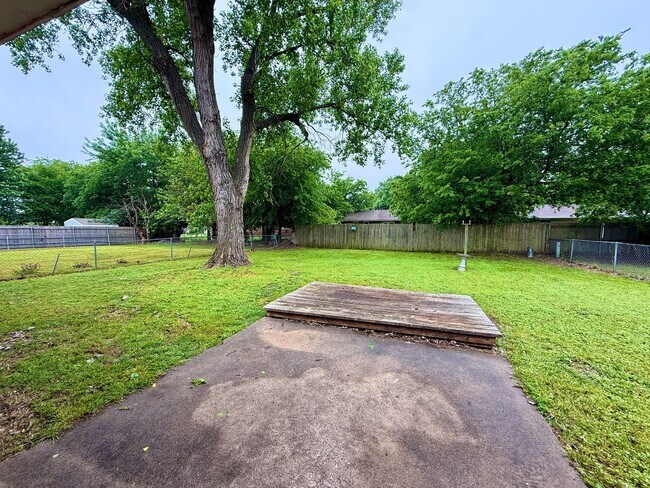 Building Photo - Cute Home w/Great Yard!