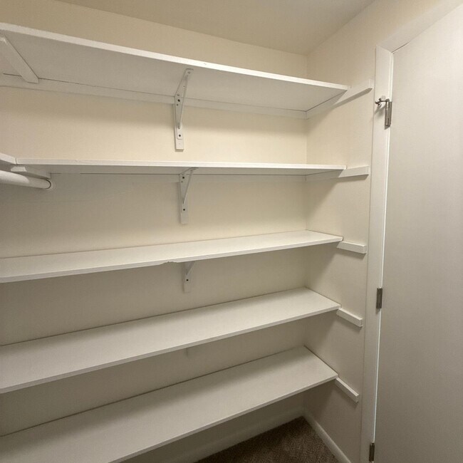 Building Photo - 2239-2239 N Thompson Rd