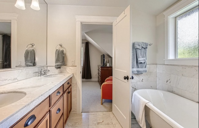 Building Photo - *Coming Soon!!* Fabulous Bright Townhome in the Heart of Downtown Lake Oswego.