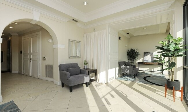 Building Photo - Top-Floor 1-Bedroom Condo in the Heart of Upper Kirby!