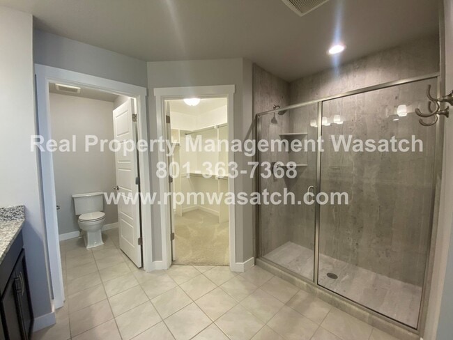 Building Photo - Beautiful 3 Bed, 4 Bath Townhome with 2-ca...