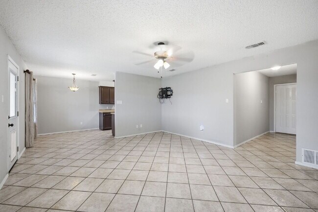 Building Photo - Charming 3 Bedroom Home near Schools and Rec Center