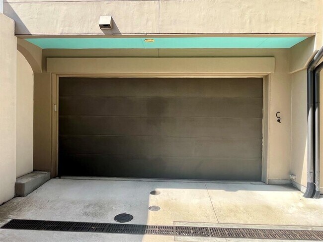 Building Photo - 206 E Live Oak St