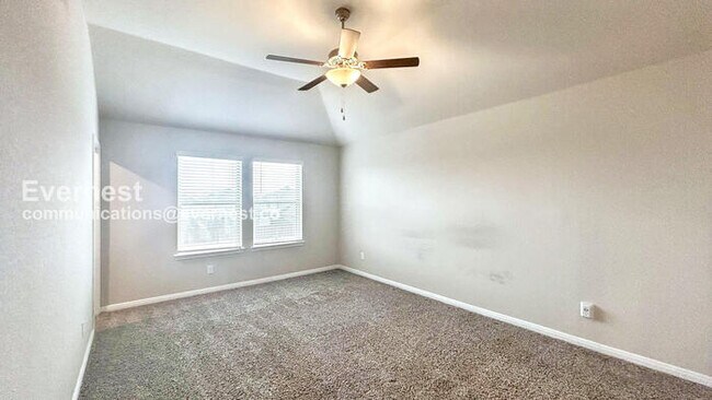 Building Photo - 5 Bed / 2 Bath Home with Fenced Yard & Garage / Pet-Friendly / Vouchers Accepted / Available Now!...