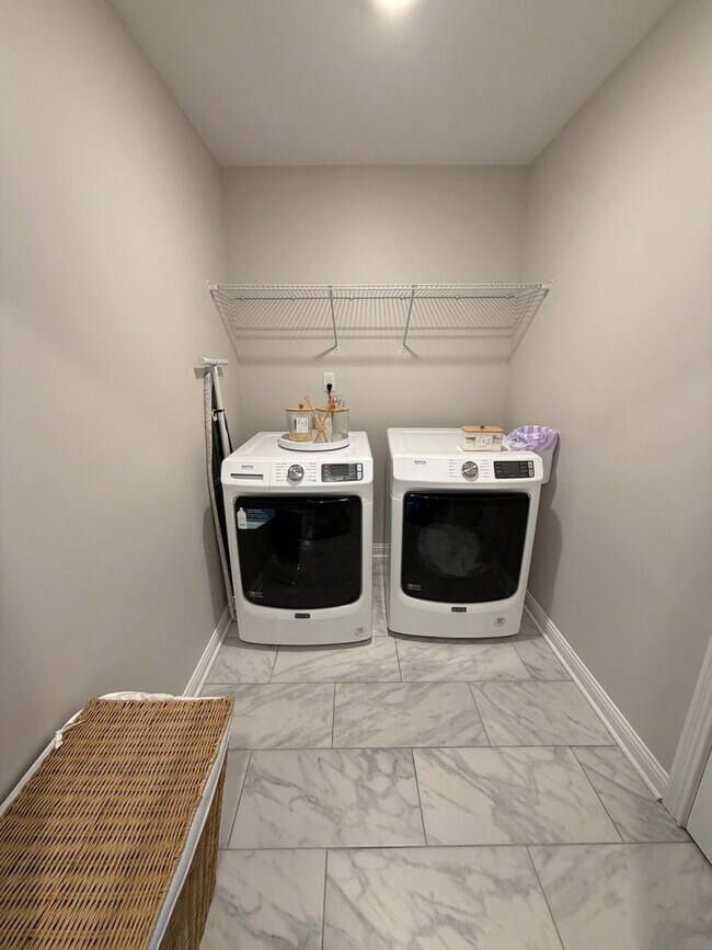 Building Photo - 3 Bedroom 2 1/2 Bath Home For Rent Near Post!