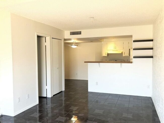 Building Photo - Loft Style Townhome