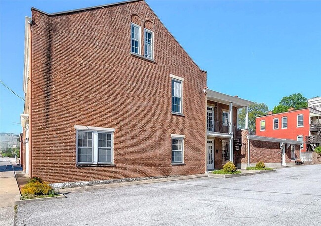 Building Photo - 412 Ann St