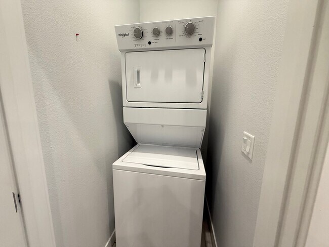 Building Photo - 3/BD 2.5/BA Sleek Townhome with High Ceili...